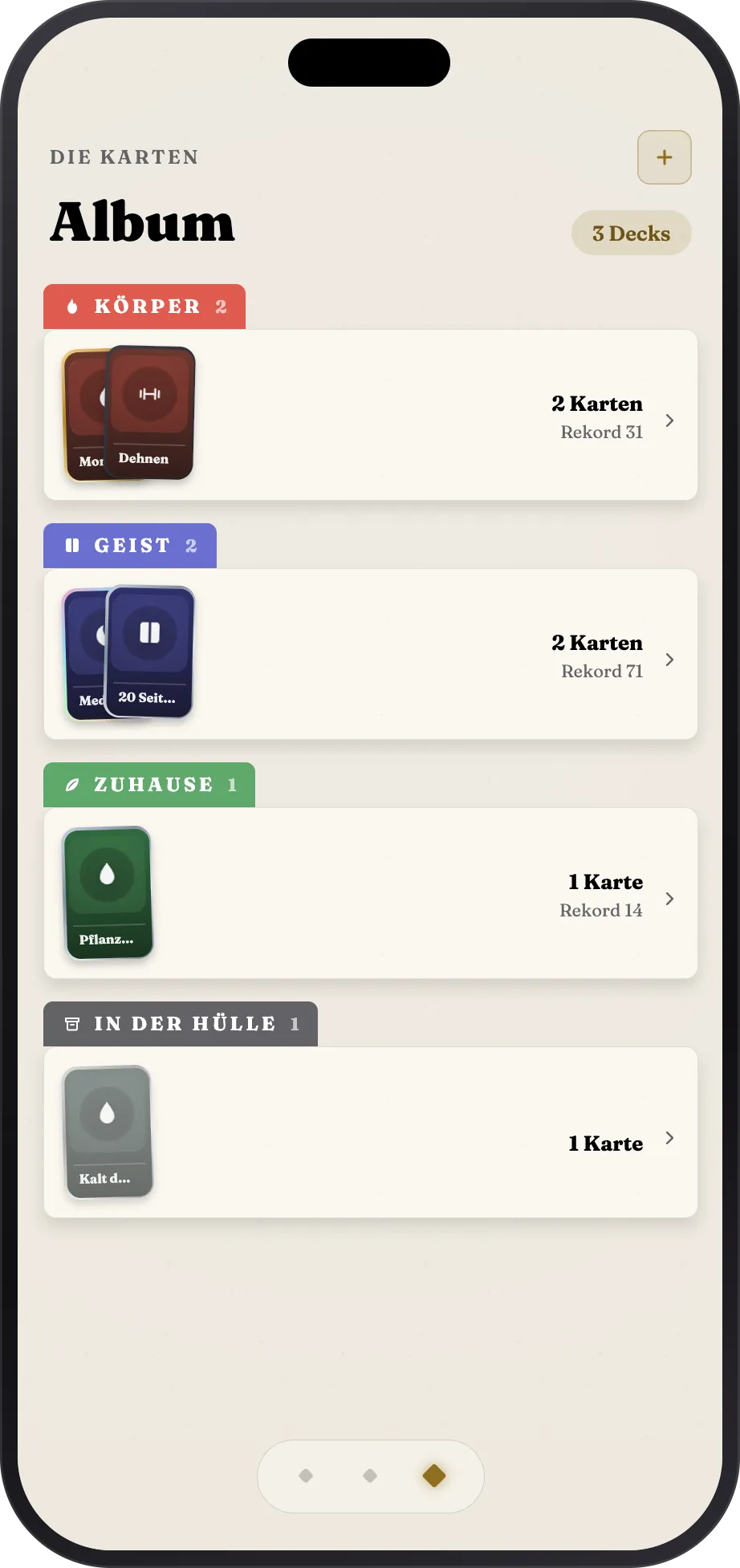 Das Album: Kartendecks in Regalen sortiert